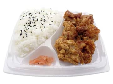 ジューシーな唐揚げと大盛ご飯にお漬物でずっしり997kcal! セブン‐イレブンが「ずっしり！唐揚げ弁当」を発売
