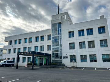 国道296号を前輪が外れたまま走る車…　酒気帯び運転の疑い、男逮捕　多古
