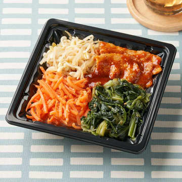 3種のたっぷり野菜ナムルとサムギョプサルを盛り付けてミニ弁当よりも一回り大きなサイズで税込398円! ファミリーマートが「サムギョプサル&ビビンバ」を発売