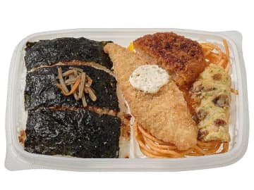 白身フライ、ちくわ磯辺揚げ、野菜コロッケなどの定番の具材を盛りつけた税込496円の海苔弁! セブン‐イレブンが「おかかたっぷり 海苔弁当」を発売