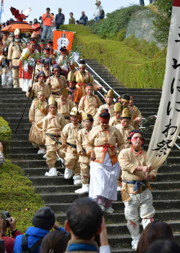 古代人が大行進！？　町民ら50人“変身”　芝山はにわ祭