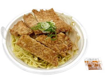 薄衣カツとブレンド味噌に豆板醤を加えたすっきり味噌スープで食べるラーメン! セブン‐イレブンが「高知の味 味噌カツラーメン」を発売