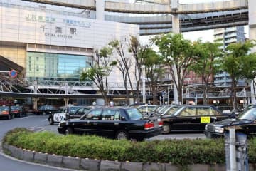 タクシーが歩道に乗り上げフェンスに衝突　JR千葉駅前