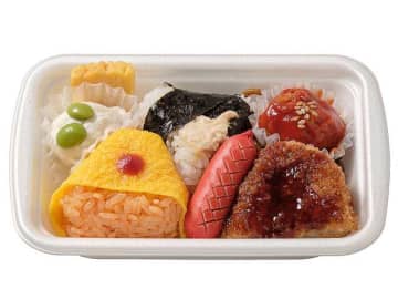 おにぎりと赤ウインナーやコロッケ、玉子焼、ポテサラなど人気のおかずを詰め合わせた大人も子供も楽しめる税込356円のミニ弁当! セブン‐イレブンが「おにぎりランチ」を発売