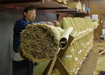 成田山新勝寺で大しめ縄作り　初詣客を出迎える準備、わら2500束編み込む