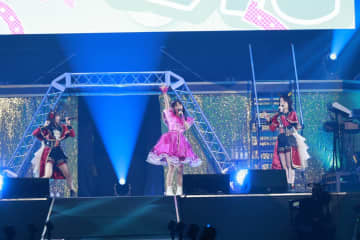 【レポート】平野綾が“15年ぶりの名曲熱唱”に「セトリえぐくないか？」中川翔子からオーイシまで総勢25組が7時間超えの超ロングライブを完走