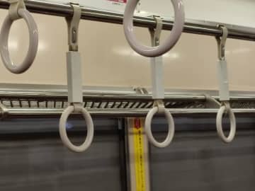 電車で見かけた迷惑すぎる光景 「座席に横になり3席ほど使って熟睡する若い男性」駅員が席から下ろすと……