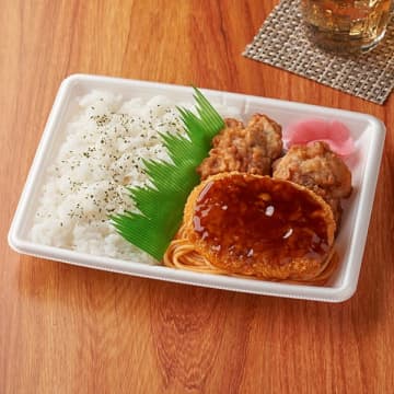 カレー味コロッケ、鶏のから揚げ、ナポリタンが入ったお弁当が税込450円! ファミリーマートが「カレーコロッケ&唐揚弁当」を発売