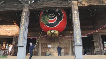 豊川稲荷で「大すす払い」  今年1年の汚れを落として新年を迎える準備へ　愛知・豊川市