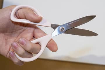コクヨ、利き手を問わないハサミ　左利きでも切りやすい