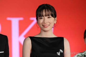 永野芽郁、黒のシックなドレスで「はたらく細胞」レカペに登場