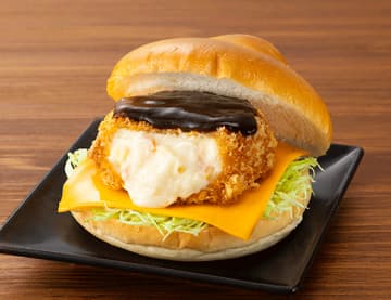 発酵バターのグラタンコロッケにデミソースを合わせた食べ応えのあるバーガーが税込419円! ローソンが「デミソースの濃厚グラタンコロッケバーガー」を発売