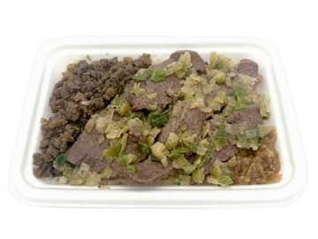 麦飯に炭火で焼成した牛タンをのせてねぎ塩、牛そぼ、南蛮味噌トッピングで税込496円! セブン‐イレブンが「ねぎ塩炭火焼牛たんと牛そぼろ御飯(麦飯)」を発売