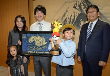 カードゲーム世界大会V　「ポケモン」で集中力発揮　千葉・宮崎小6年、大田選手快挙　神谷市長に報告