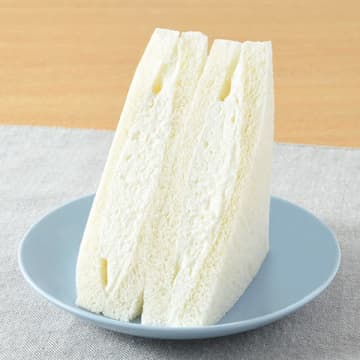 北海道産生乳のマスカルポーネ使用のホイップだけをふんわり食感のパンでたっぷりサンド! ファミリーマートが「たっぷりホイップサンド」を発売