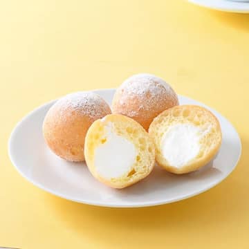 ホイップクリームを入れた、もちもち食感ボールドーナツが3個で税込160円! ファミリーマートが「モッチ生ドーナツ 3個入」を発売～ちょこっと食べたいたいときに手軽に食べたいがコンセプト!