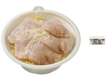 贅沢にチャーシューを5枚盛付けた! セブン‐イレブンが「チャーシュー5枚のせ醤油ラーメン」を本日11日(水)発売