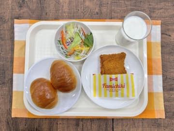 ファミリーマートからのクリスマスプレゼント!? ファミチキが狭山市内の学校給食に登場～発祥の地、狭山市市制施行70周年記念で約10,500個を無償提供