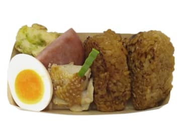 醤油焼おにぎり2個と、おかず4品を詰め合わせて税込388円! セブン‐イレブンが「焼おにぎり＆おかずセット」を発売