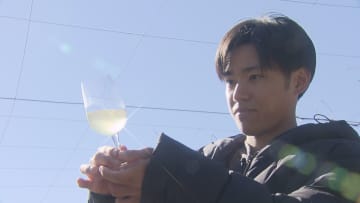 「おそらく世界初」移住1年…シャインマスカットのオレンジワイン完成 ブドウは自ら栽培 山梨