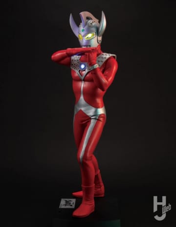 「ウルトラマンタロウ」がUAシリーズに登場！腕パーツ交換で「ファイティングポーズ」「ストリウム光線ポーズ」が可能！恒例の発光&サウンドギミック搭載の全高約40cmはタロウファン必見