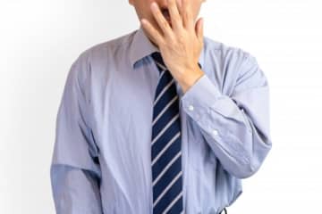 誰か注意してあげて！ 通勤中、女子高生のスカートの裾がめくれて「見て見ぬふりをするのに必死でした」と語る男性