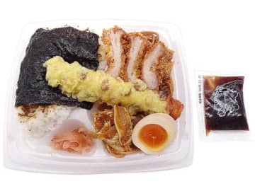 とんかつ、ちくわ天、豚肉の玉ねぎ炒め煮などのたっぷりのおかずとご飯で1,000kcal越えの海苔弁! セブン‐イレブンが「ずっしり！のり弁デラックス」を本日17日(火)発売