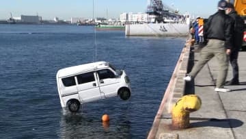 【続報】車は深さ6mに…警察が引き上げ作業を開始　元同僚殺害した疑いで逮捕の原田美由紀容疑者「頭がパニックになって…車ごと海に落ちた」