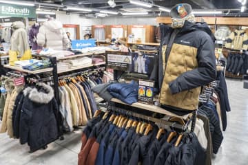 アウトドア系ジャケットはダウンも化繊も高性能　幅広いシーンで使える