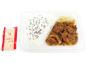 甘辛いタレの豚焼肉にピリ辛唐辛子マヨを付けて食べるお弁当が税込429円! セブン‐イレブンが「豚焼肉弁当398」を発売