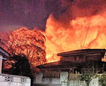 【速報】柏で火災、住宅8棟全焼　男女2人搬送、平屋建てから出火