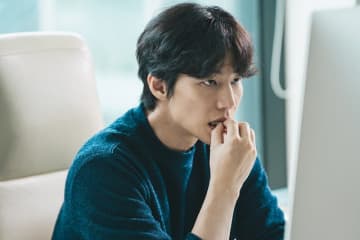 故ソン・ジェリムさん 遺作映画「暴落」場面写真公開、天才ビジネスマン役で独歩的な存在感放つ