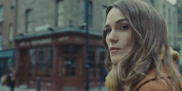 【Netflix全世界ランキング】献身的な妻にして母、でも正体はスパイ!?『ブラック・ダヴ』が...