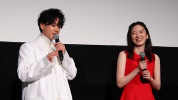 佐藤健&永野芽郁　「存在してるだけで周りを喜ばせる人」「これからも一緒にいてください」互いに思...