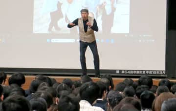 「今も子どもが犠牲に」　戦場カメラマン・渡部陽一さん、千葉明徳高で講演　実情伝える大切さ訴え