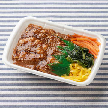 コク深い味わいの牛カルビ肉と野菜ナムルをご飯に盛り付けて税込378円! ファミリーマートが「牛カルビごはん」を本日24日(火)発売