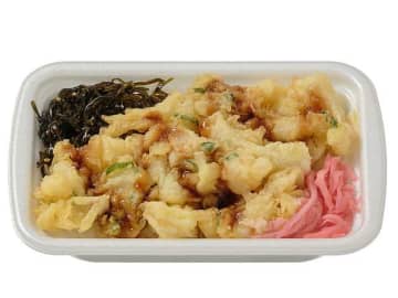 海老・イカ・野菜の海鮮かき揚げをご飯に盛り付けて税込375円! セブン‐イレブンが買い合わせに丁度良い「おだし香る かき揚げご飯」を発売