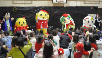 メリクリなっしー！　ふなっしーサンタがサプライズ登場　船橋　児童ホームのクリスマス会