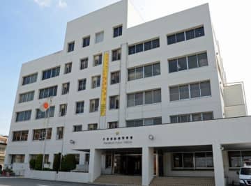 重体0歳児は頭蓋骨骨折、予断許さない状況　生後3週間の娘を床に落とす暴行疑い　船橋署の巡査送検　育児のため休業中、現場には妻や親戚も