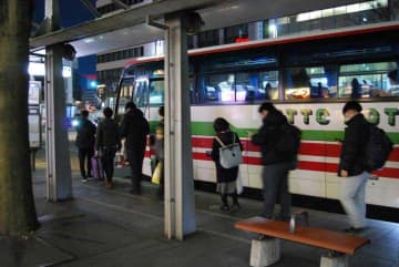 「鉄道が通っていない場所なので」　高速バスで千葉県内帰省の姿も　歳末の千葉駅前