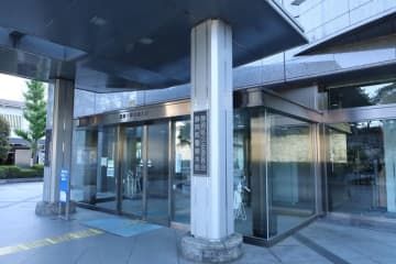 そば店に車、客1人けが　静岡・伊豆、「踏み間違えた」
