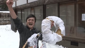雪の上でも譲らない！岐阜県郡上市「花奪い祭り」、最もご利益のある『輪転』をゲットした福男の願いとは…!? 決着をつける“意外な方法”にも注目
