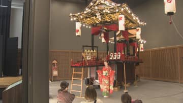 石川・小松市　新成人が曳山と記念撮影　歌舞伎の街ならこその取り組み