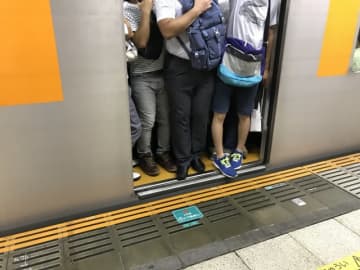 10～30代男女が「満員電車で気をつけていること」、SNSで議論勃発“前リュック”よりもマストなのは【トップ3】
