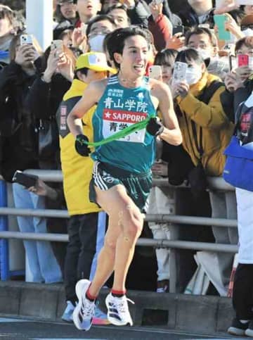 東京箱根間往復大学駅伝の3区で力走する青学大の鶴川正也＝2日、神奈川県（宮﨑達也）