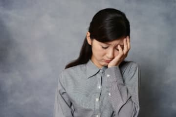 騙し討ち!？「ご夫婦で泊まりにおいで」→ 泊まりに行ったら「つまらない湯呑みに6万円払わされた」　ある40代女性の苦い思い出