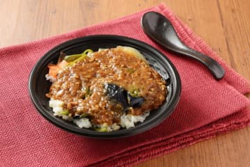 ナチュラルローソン、石灰石主成分の容器を採用した「野菜が摂れる麻婆茄子丼」