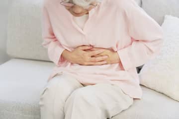 食後の胃もたれ、みぞおちの焼けるような痛み…それ「機能性ディスペプシア」かも