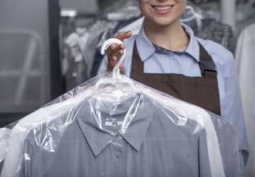 失礼すぎる！クリーニング店で「はい、じいさんの汚いジャンバー」と言われて激怒した女性