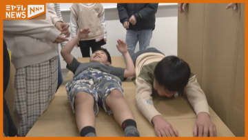 「頑丈で本当のベッドみたい」小学生が災害に備え段ボールベッドの組み立て体験・仙台市